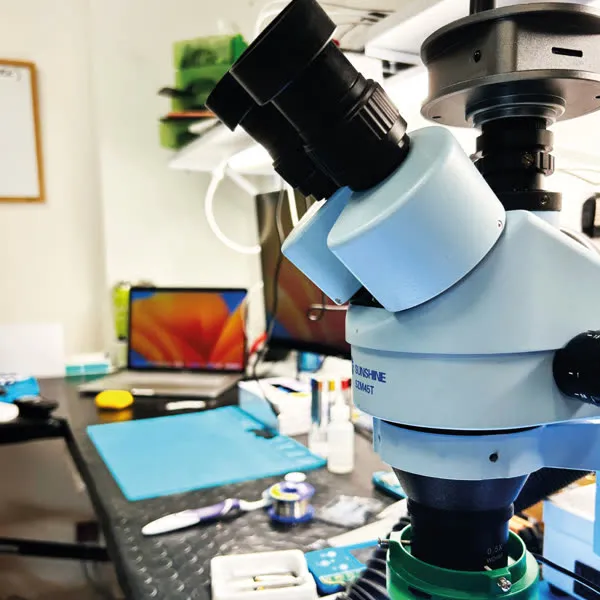 Tecnico Fast Repair ripara iPhone a Palermo con microscopio professionale